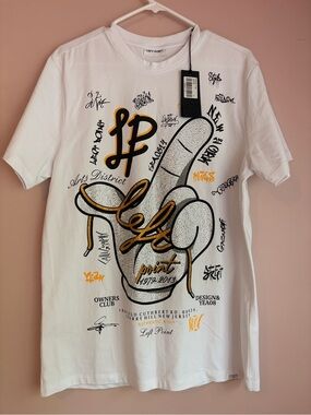 💚Left Point NWT White Short-Sleeve Graphic Tee with Gold & Silver Accents